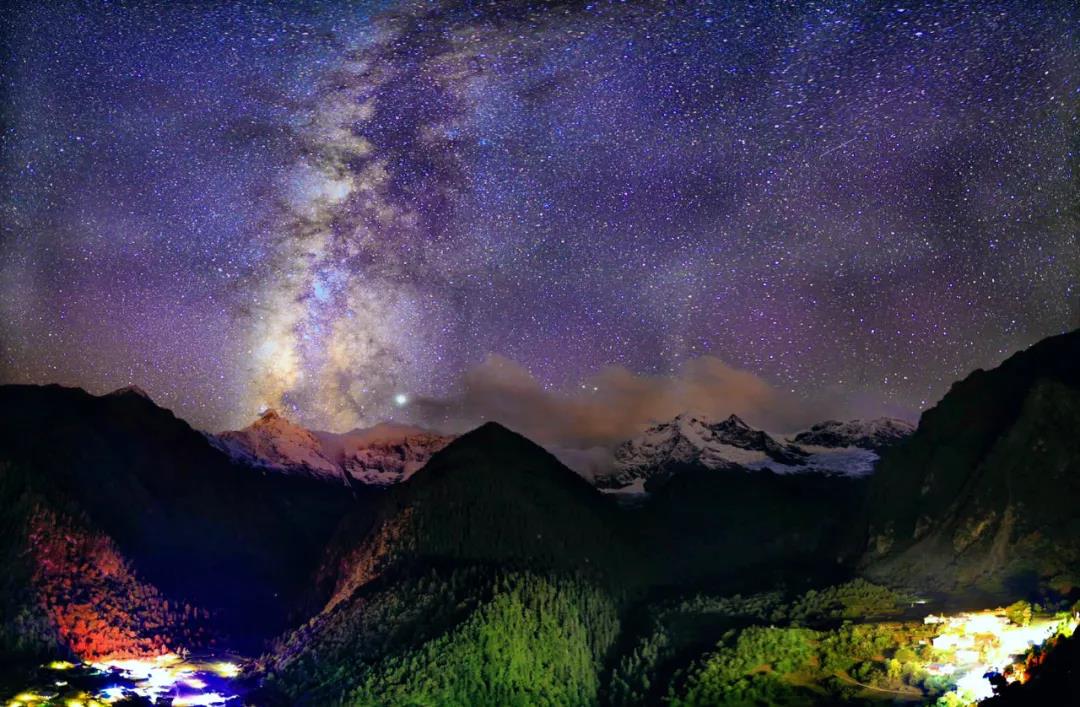 徒步,也是畢業(yè)旅行的一種打開方式,在梅里日照金山絕美景象中見(jiàn)證友誼,感受最原生態(tài)的美。