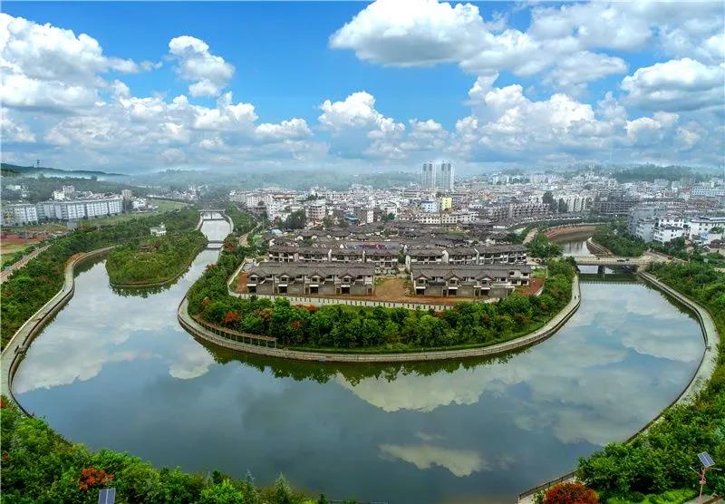 背上行囊，逃離喧囂  循遠(yuǎn)古印跡，隨非遺傳人  開啟“見人見物見生活”的非遺旅程吧！
