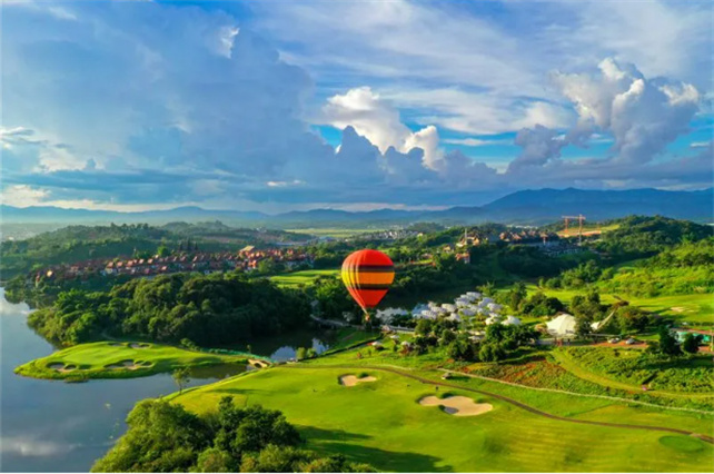 西雙版納州文化和旅游局就《西雙版納熱線》 旅游產(chǎn)業(yè)發(fā)展問(wèn)題與聽眾交流，切入到實(shí)際中去。